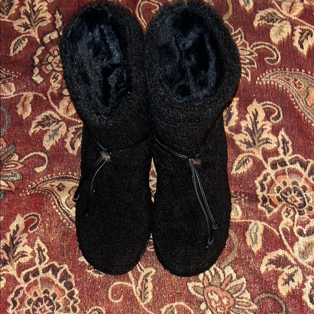 NEW WEWOREWHAT LADIES Size 37 (6.5) Black Fleece Bootie
